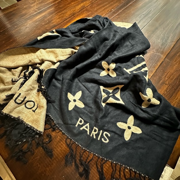 Louis Vuitton Cashmere Scarf. 73.2 x 13.4 inches
(length x Height) - Picture 4 of 5